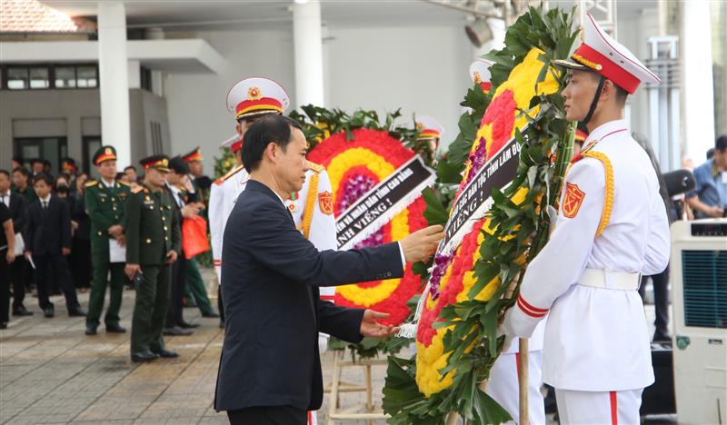 Đồng chí Nguyễn Thái Học - Quyền Bí thư Tỉnh ủy Lâm Đồng chuẩn bị lẵng hoa viếng Tổng Bí thư Nguyễn Phú Trọng.