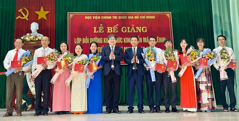 PGS. TS Nguyễn Duy Bắc - Phó Giám đốc Thường trực Học viện Chính trị Quốc gia Hồ Chí Minh và đồng chí Bùi Thắng - Ủy viên Ban Thường vụ, Trưởng Ban Tuyên giáo Tỉnh ủy Lâm Đồng trao chứng chỉ cho các học viên.