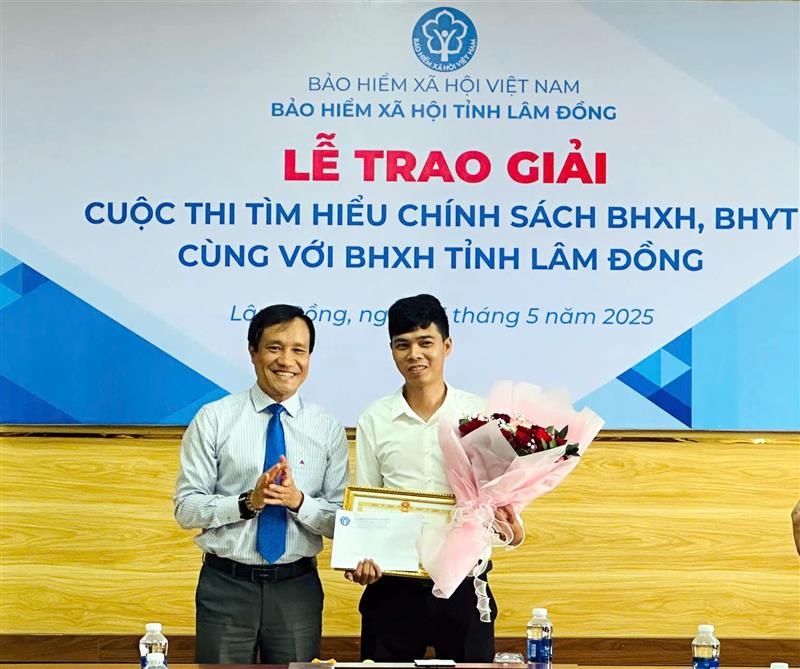 Lãnh đạo BHXH hội tỉnh Lâm Đồng trao giải Nhất cho ông Trần Việt Đô (Thôn 3, xã Lộc Bảo, huyện Bảo Lâm)