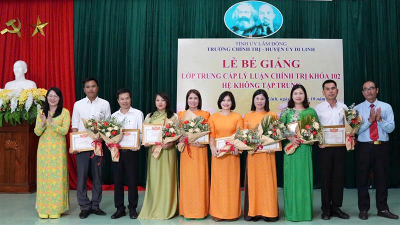 Khen thưởng cho 8 học viên có thành tích học tập tốt.