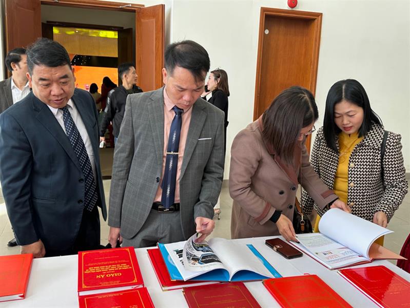 Các đại biểu tham quan khu trưng bày giáo án của các thí sinh dự thi.