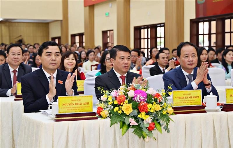 Các đồng chí lãnh đạo Tỉnh uỷ, HĐND tỉnh tham dự Hội nghị