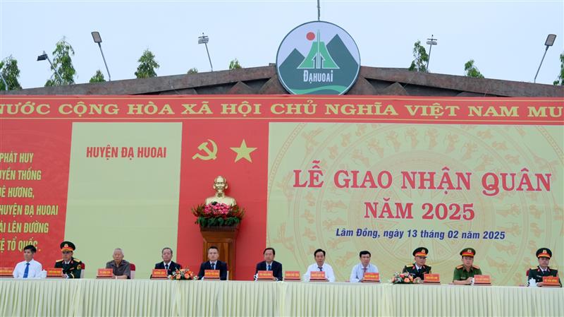 Các đại biểu tham dự buổi Lễ Giao, nhận quân