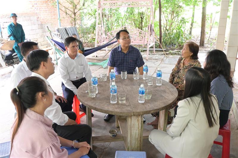 Đoàn ân cần hỏi thăm sức khỏe bà Lê Thị Tám.