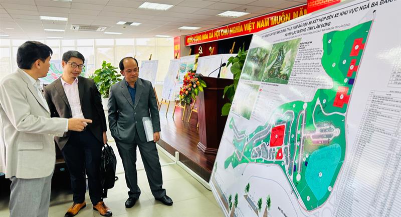 Các đại biểu tham quan bản đồ quy hoạch bãi xe.