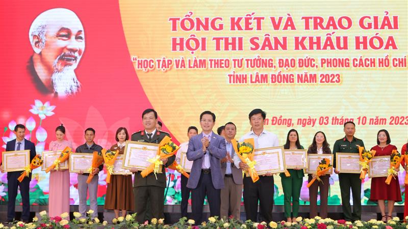 Đồng chí Trần Trung Hiếu - Phó trưởng Ban thường trực Ban Tuyên giáo Tỉnh ủy, Phó trưởng Ban Tổ chức Hội thi trao giải Nhì cho đội thi huyện Đơn Dương và đội thi Công an tỉnh.