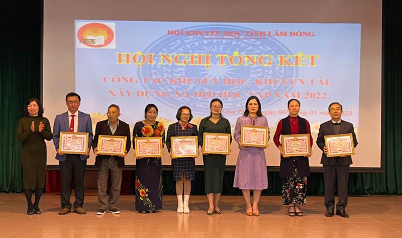 Trao tặng Bằng khen cho các tập thể và cá nhân có thành tích xuất sắc trong phong trào năm 2022.