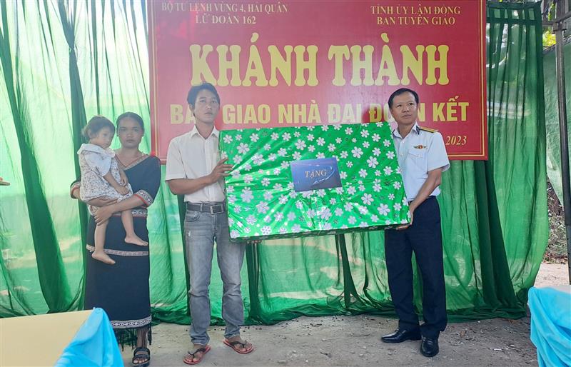 Thượng tá Vũ Viết Bằng thừa ủy quyền của Đảng uỷ, Bộ Tư lệnh Vùng 4 trao tặng gia đình anh Cil Ha Sáo tivi LG 43’’.