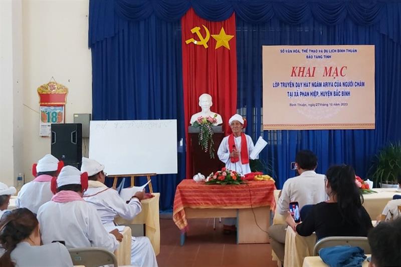 Các nghệ nhân truyền dạy hát ngâm Ariya cho các thế hệ trẻ