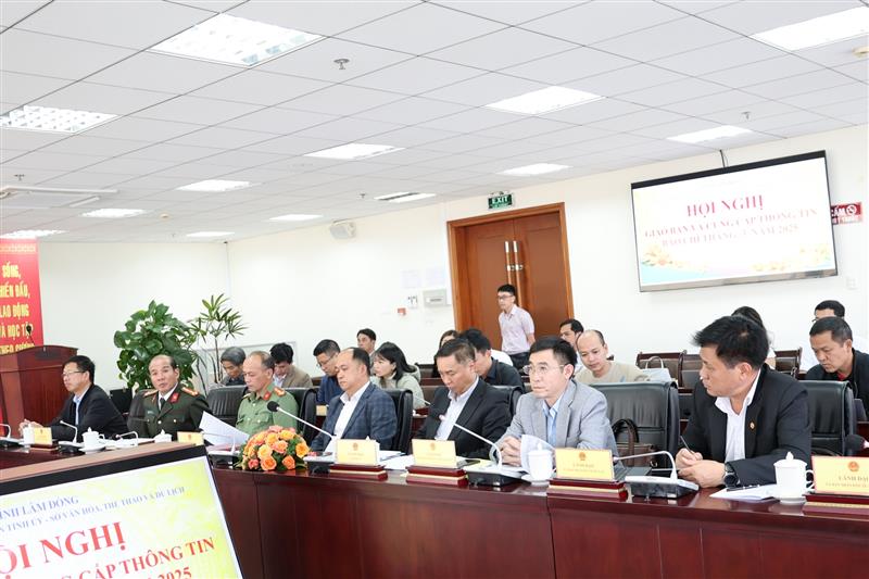Đại diện lãnh đạo các sở, ngành tham dự Hội nghị