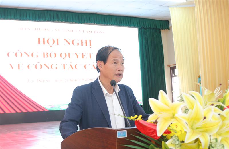 Đồng chí Nguyễn Trọng Ánh Đông – Ủy viên Ban Thường vụ, Trưởng Ban Tổ chức Tỉnh ủy công bố các quyết định.
