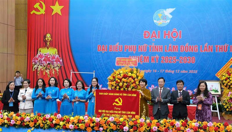 Ban Chấp hành Đảng bộ tỉnh tặng Đại hội bức trướng với nội dung “Đoàn kết - Dân chủ - Đổi mới - Phát triển”.