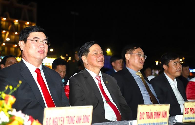 Các đồng chí lãnh đạo tỉnh dự chương trình nghệ thuật.