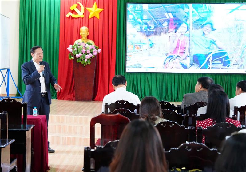 Nhà báo Uông Thái Biểu truyền đạt chuyên đề về Kỹ năng viết chính luận bảo vệ nền tảng tư tưởng của Đảng, đấu tranh phản bác quan điểm sai trái, thù địch.