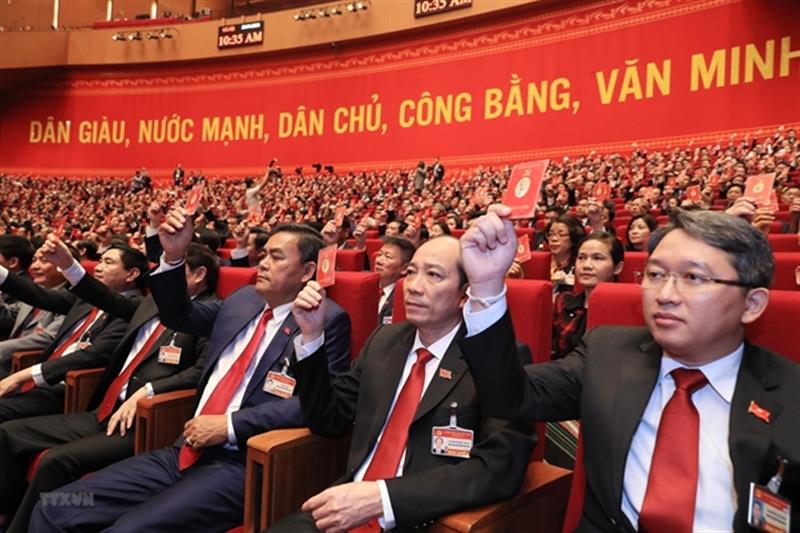 Các đại biểu biểu quyết thông qua Chương trình làm việc của Đại hội tại phiên họp trù bị Đại hội XIII, sáng 25/1. (Nguồn: TTXVN)