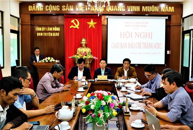 Các nhà báo, phóng viên đang nghe đành giá tình hình hoạt động trong tháng 3.2021