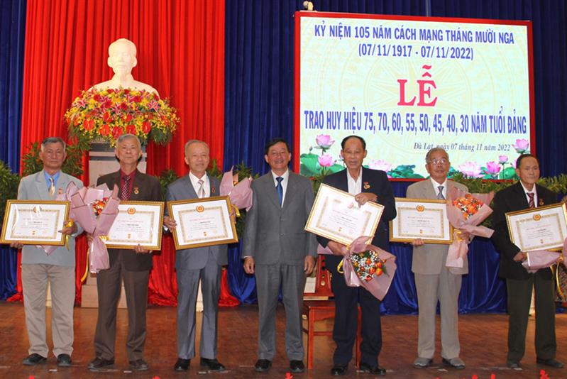 Bí thư Tỉnh ủy Trần Đức Quận trao Huy hiệu 60 năm tuổi Đảng cho các đảng viên