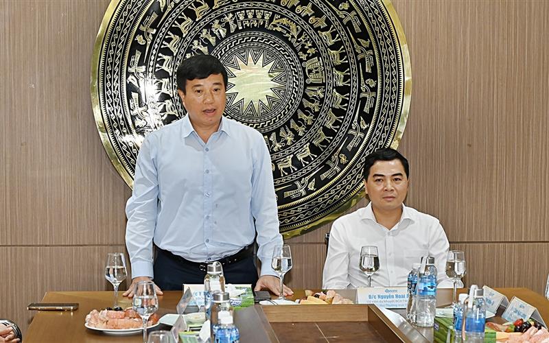 Đồng chí Y Thanh Hà Niê Kđăm, Ủy viên Ban Chấp hành Trung ương Đảng, Bí thư Tỉnh ủy tỉnh Lâm Đồng phát biểu khi thăm và làm việc tại Nhà máy điện gió Thái Hòa 2