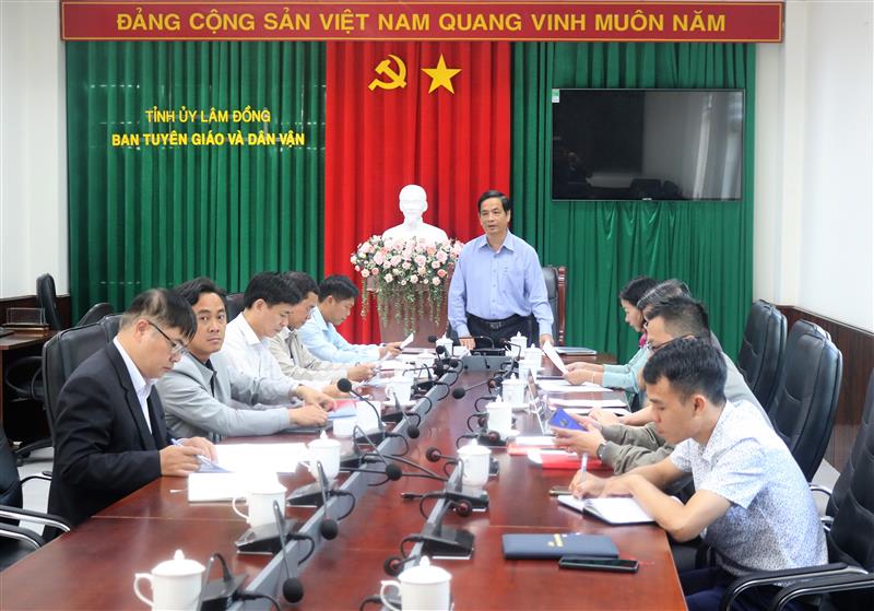 Quang cảnh buổi làm việc.