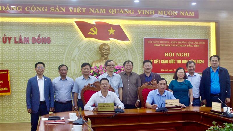 Khối thi đua các cơ quan Đảng tỉnh ký kết giao ước thi đua năm 2024.