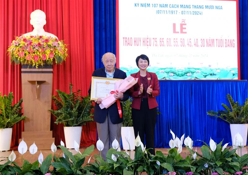 Đồng chí Phạm Thị Phúc - Phó Bí thư Tỉnh uỷ, Chủ tịch HĐND tỉnh trao Huy hiệu 65 năm tuổi Đảng cho đảng viên Phan Hữu Giản
