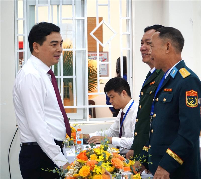 Đồng chí Nguyễn Hoài Anh trò chuyện với đại biểu dự Đại hội.