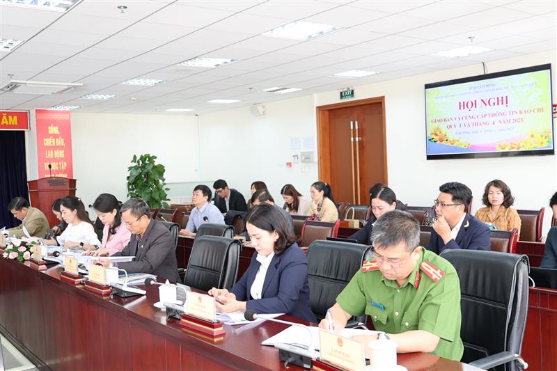 Đại diện lãnh đạo các sở, ngành tham dự Hội nghị