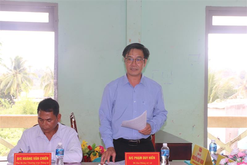 Đồng chí Phạm Duy Hiền, Bí thư Đảng ủy xã Đông Giang báo cáo kết quả hoạt động của xã và công tác chuẩn bị Đại hội với đoàn công tác của tỉnh