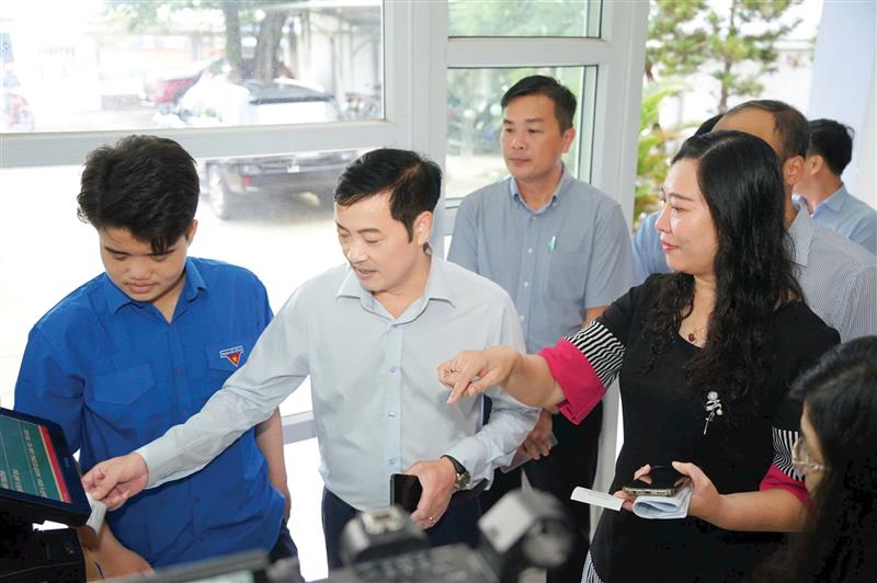 Phó Chủ tịch UBND tỉnh - Lê Trọng Yên (giữa) khảo sát hoạt động hành chính tại phường Phú Thủy. Ảnh: Quang Nhân