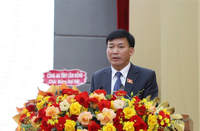 Đồng chí Hoàng Thanh Hải, Tỉnh ủy viên, Phó Bí thư Đảng ủy trình bày dự thảo Báo cáo kiểm điểm của Ban Chấp hành Đảng bộ nhiệm kỳ 2020 - 2025