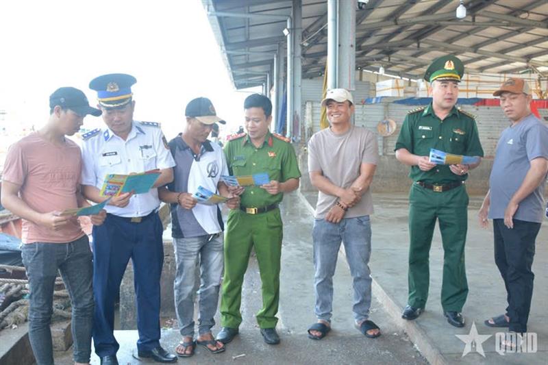Các lực lượng tuyên truyền pháp luật, phát tờ rơi cho ngư dân