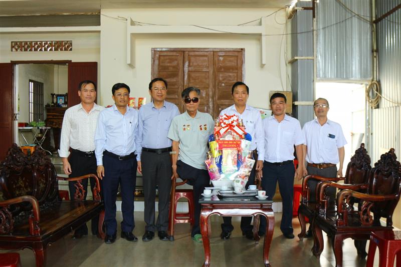 Đồng chí Tôn Thiện Đồng - Trưởng Ban Tuyên giáo và Dân vận Tỉnh ủy thăm và tặng quà thương binh Nguyễn Duy Hải