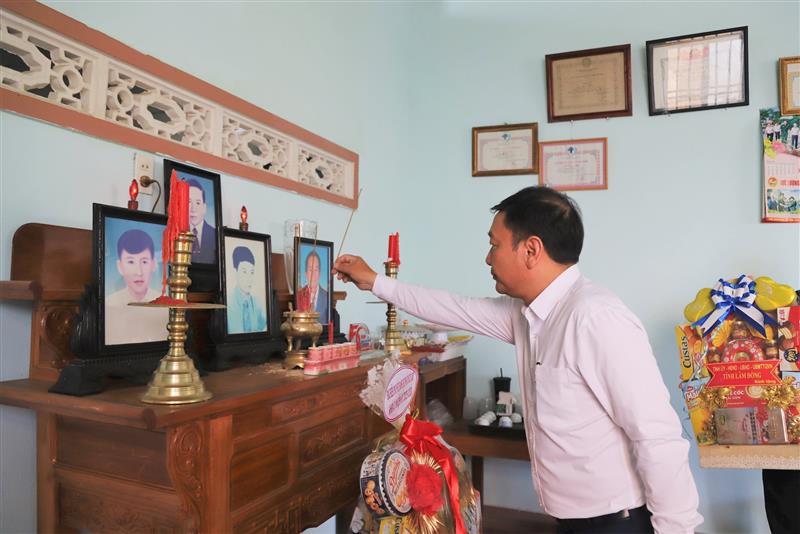 Đồng chí Bùi Thắng, Phó Bí thư Tỉnh ủy dâng hương tưởng nhớ, tri ân các Anh hùng liệt sĩ con trai Mẹ Có
