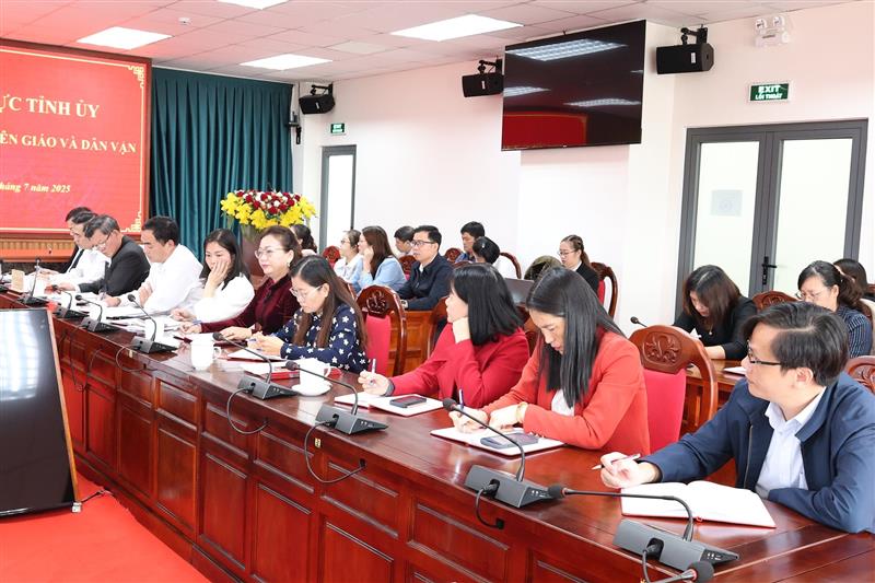 Lãnh đạo các phòng chuyên môn Ban TG - DV Tỉnh ủy tham dự buổi làm việc