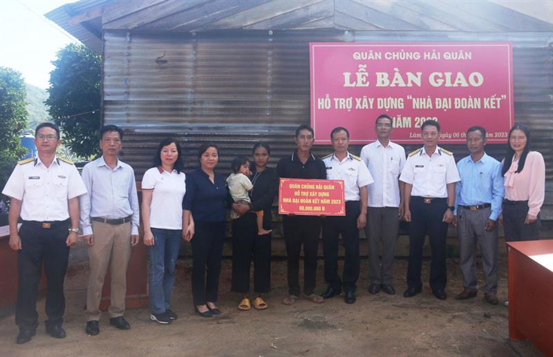 Thượng tá Vũ Viết Bằng – Phó Chính ủy Lữ đoàn 162, Vùng 4 Quân chủng Hải quân cùng Đoàn công tác và đại diện lãnh đạo địa phương chụp ảnh lưu niệm trao số tiền cho gia đình anh Cil Ha Sáo.