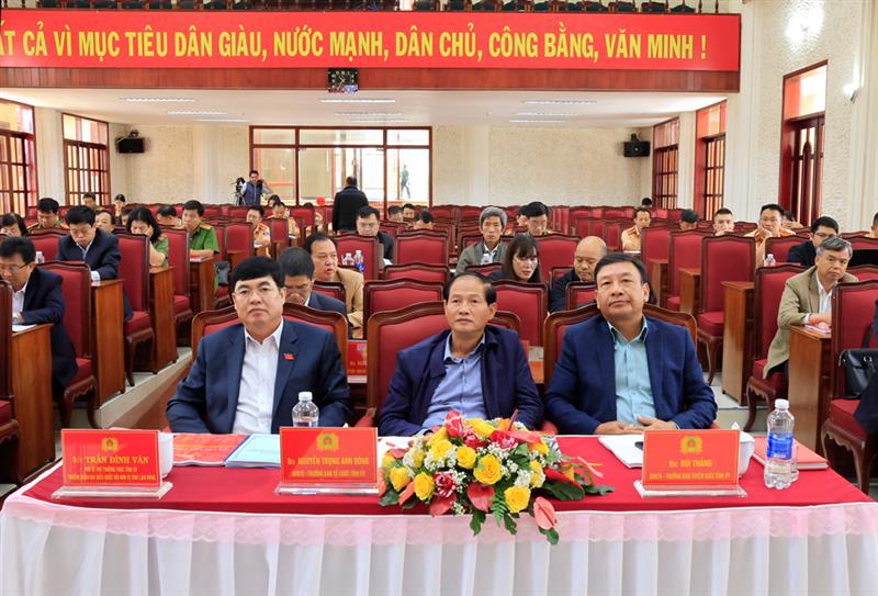Các đồng chí lãnh đạo tỉnh tham dự hội nghị.