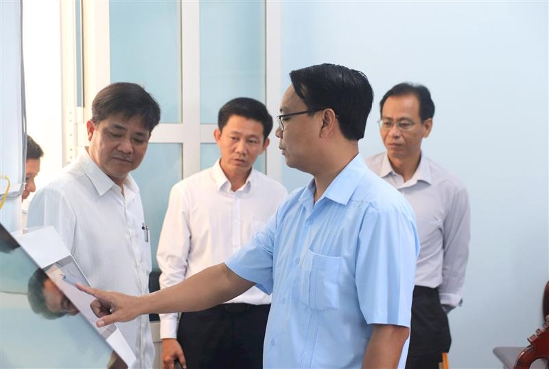 Đồng chí Đặng Hồng Sỹ kiểm tra các thiết bị tại Trung tâm Phục vụ hành chính công