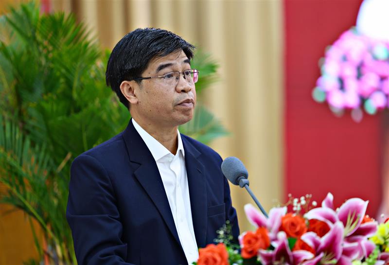 Bí thư Huyện uỷ Đam Rông Nguyễn Văn Châu báo cáo các mặt công tác của Ban Thường vụ Huyện uỷ thời gian qua