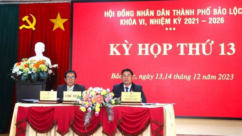 Các đồng chí chủ tọa điều hành Kỳ họp.
