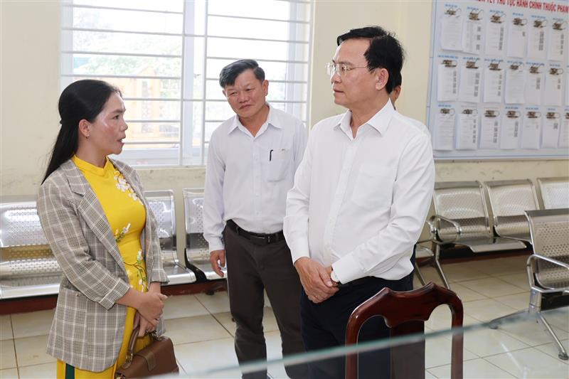 Phó Bí thư Tỉnh ủy, Chủ tịch UBND tỉnh Lâm Đồng Hồ Văn Mười nắm bắt khó khăn, vướng mắc trong quá trình hoạt động tại Trung tâm Phục vụ hành chính công xã Quảng Khê