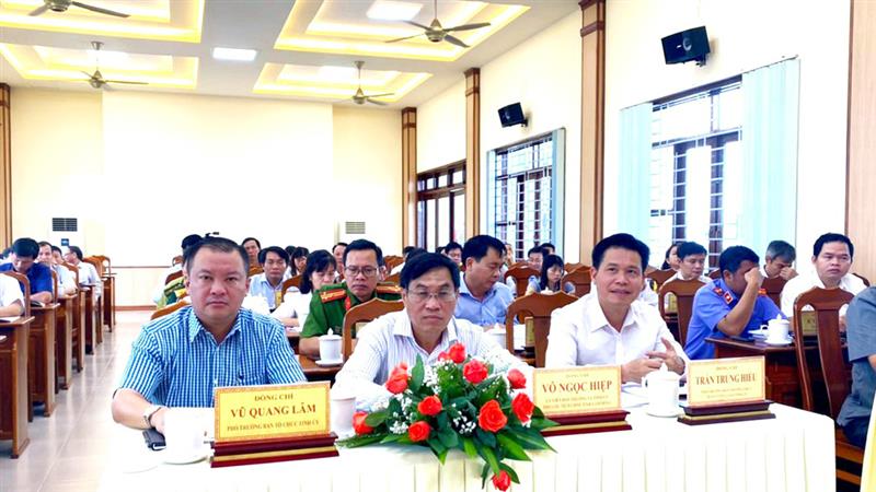 Các đồng chí lãnh đạo tỉnh tham dự Hội nghị.