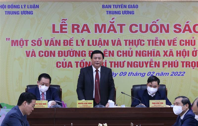 Chủ tịch Hội đồng Lý luận Trung ương, Giám đốc Học viện Chính trị Quốc gia Hồ Chí Minh Nguyễn Xuân Thắng đánh giá cuốn sách của Tổng Bí thư là tài liệu có giá trị lý luận, thực tiễn rất lớn. (Ảnh: TA)