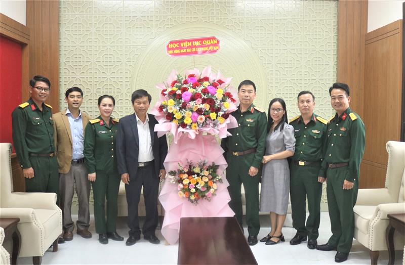 Đảng uỷ, Ban Giám đốc Học viện Lục quân thăm, chúc mừng Ban Tuyên giáo và Dân vận Tỉnh ủy
