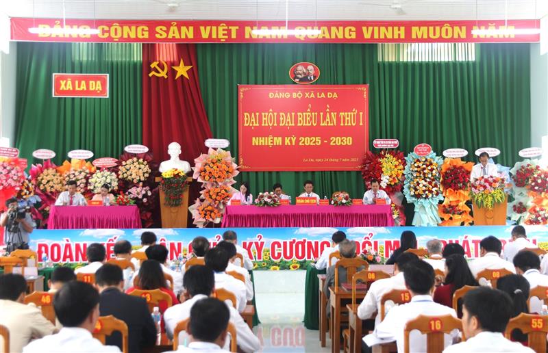 Quang cảnh Đại hội đại biểu Đảng bộ xã La Dạ