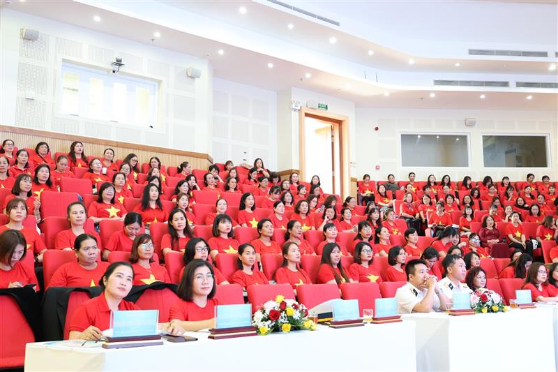 Lãnh đạo Hội LHPN tỉnh và lãnh đạo Vùng 4 Hải quân tham dự hội nghị