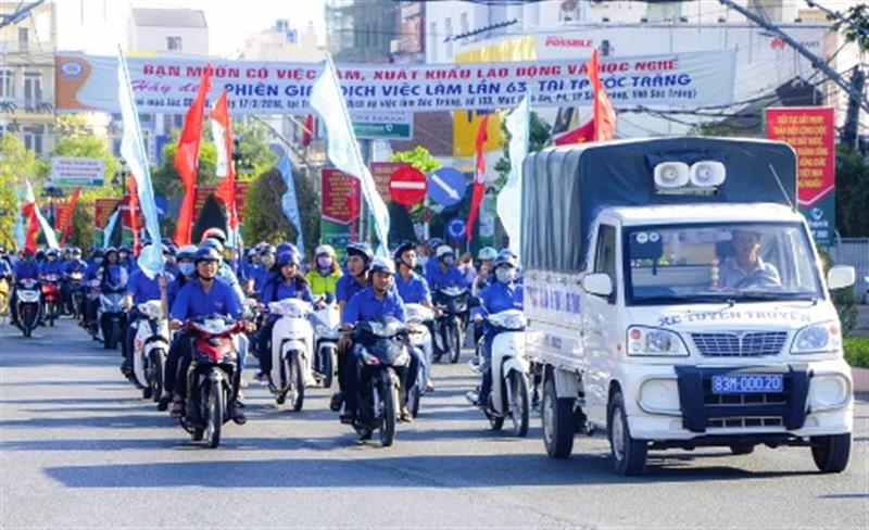 Đoàn viên, thanh niên diễu hành tuyên truyền pháp luật về trật tự an toàn giao thông (Ảnh minh họa).