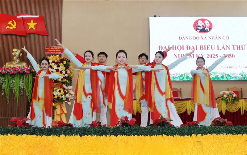 Tiết mục văn nghệ chào mừng Đại hội