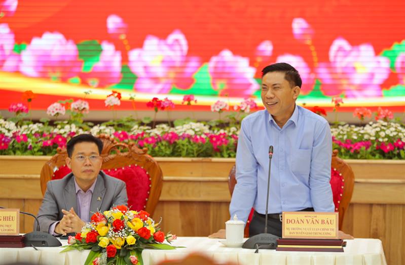 Ông Đoàn văn Báu - Vụ trưởng Vụ Lý luận chính trị, Ban Tuyên giáo Trung ương giải đáp thắc mắc, giao lưu với thí sinh.