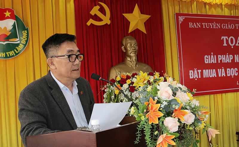 Phó Tổng Biên tập Báo Lâm Đồng Phạm Sơn Dũng tham luận về việc đổi mới nội dung và hình thức, đảm bảo đúng định hướng chính trị trong thông tin, tuyên truyền, đa dạng hóa hình thức phát hành hiệu quả các ấn phẩm Báo Lâm Đồng.
