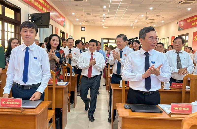 Các đại biểu chào mừng lãnh đạo tỉnh đến tham dự Đại hội